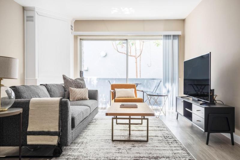 Цены на Santa Monica 1BR w Rooftop nr Santa Monica Pier LAX-297 в Лос-Анджелесе