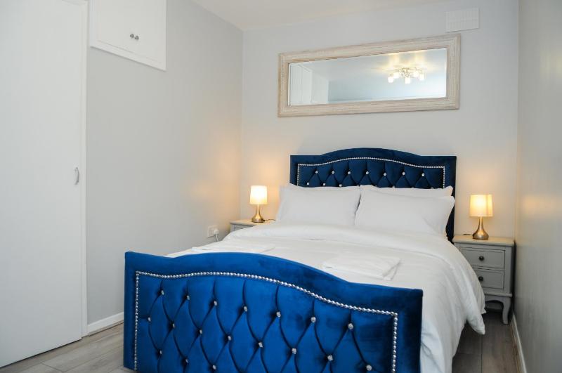 Greater London, 1 Bed London Flat, Parking, nr Metro Stations, 15mins to London — отель с удобствами в Лондоне