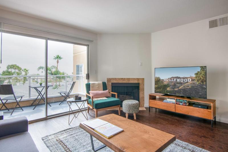 Hollywood 1BR w Gym Spa Pool nr shops LAX-53 — отель с удобным расположением в Лос-Анджелесе