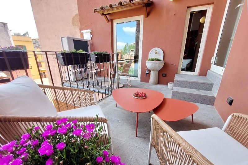YCH Elegant flat with terrace to Trastevere — отель с удобным расположением в Риме