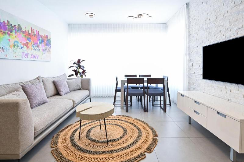 Spacious 3BR on Frishman Beach by HolyGuest — забронировать отель в Тель-Авиве