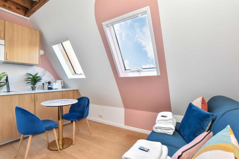 Newly Renovated Studio under the Parisian Roofs - Arc de Triomphe — забронировать отель в Париже