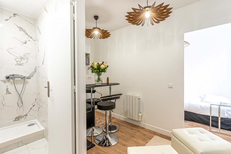 147 - Urban Cosy Flat in Paris — отель с удобствами в Париже