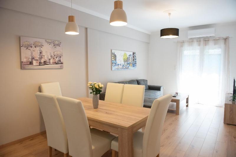 Цены на Newly renovated flat 500m from subway station (SKIATH_79) в Афины