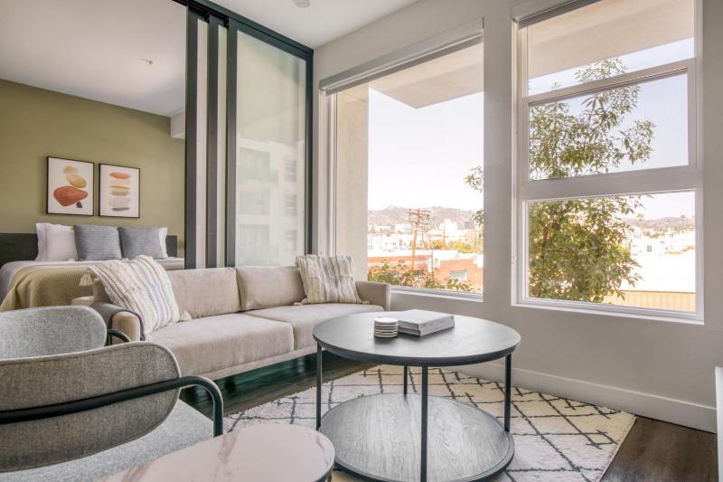 Hollywood 1br w pool gym nr Santa Monica Blvd LAX-906 — отель в Лос-Анджелесе, Соединенные Штаты Америки
