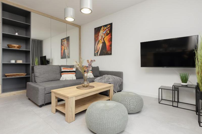 Okrzei 8 - Apartment with 2 balconies by Renters — забронировать отель в Варшаве