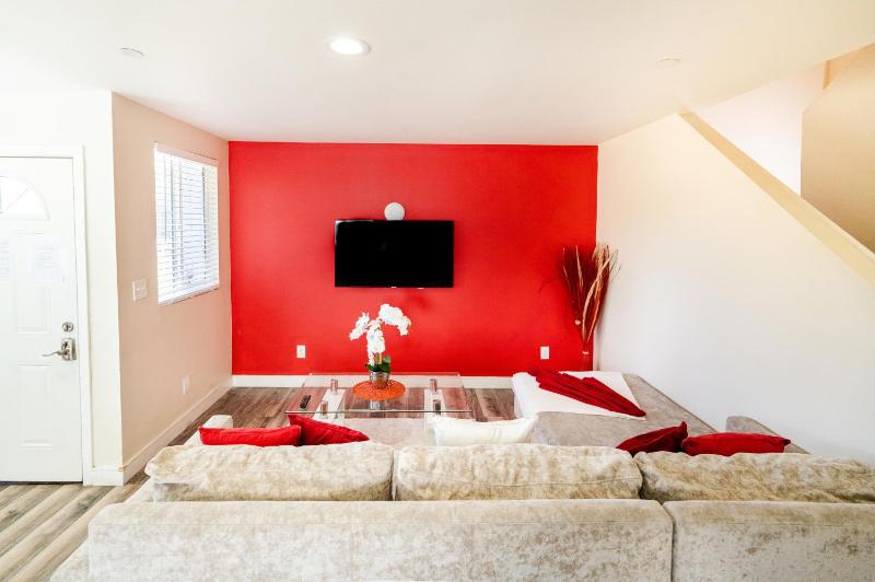 Large Condo Sleeps 10 near Downtown Los Angeles — комфортный отель в Лос-Анджелесе