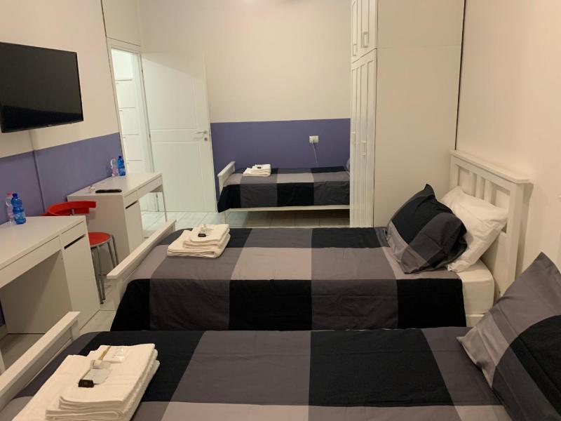 Metro Famagosta - Luminoso appartamento con balcone Free WiFi & Parking — отель с удобным расположением в Милане