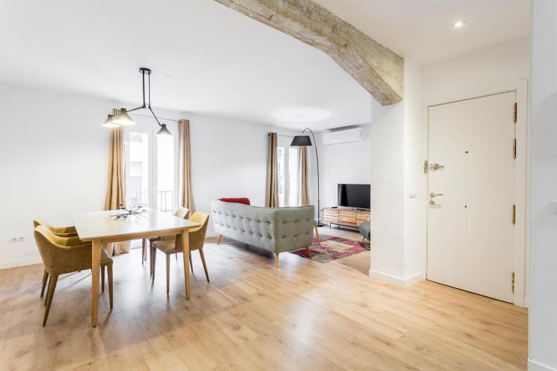 Modern & Chic 2BR/2BA apartment in trendy Chueca — отель в Мадриде, Испания