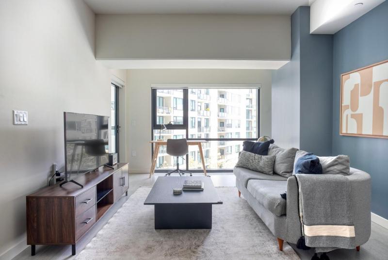 Цены на West LA 1br w pool gym lounge nr shopping LAX-1048 в Лос-Анджелесе