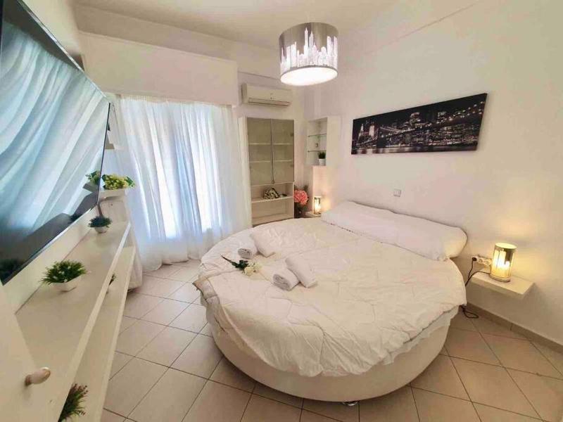 Roubi's Unique Style 65sqm Apartment in Athens — отель с удобствами в Афины