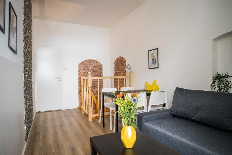 Spacious Apartment in Berlin Mitte for 6 — отель с удобствами в Берлине