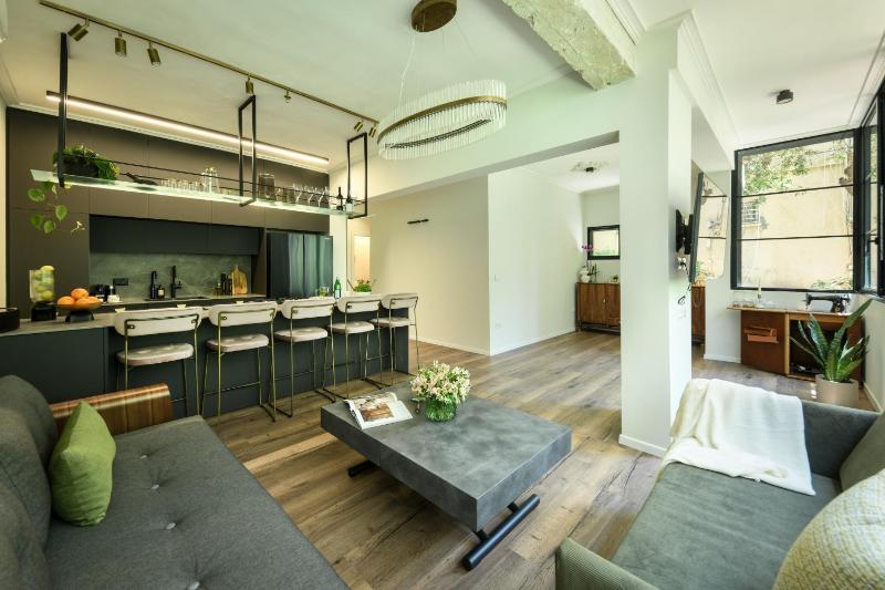 Sophisticated 1BR Apartment in Central Tel Aviv by Sea N' Rent — отель с удобствами в Тель-Авиве