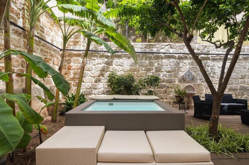 Цены на The Garden Boutique Apartment by DomuSicily в Палермо