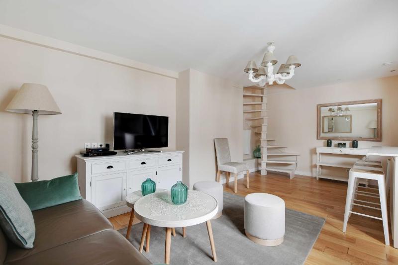 Chic apartment - 1BR-4P - Near the Louvre — отель с удобствами в Париже