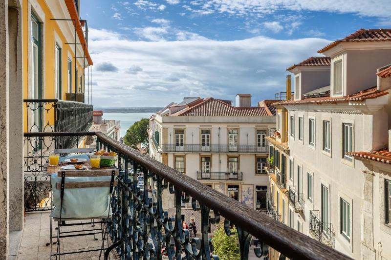 Castelo Apartment - Beautiful Balcony View — отзывы гостей и цены