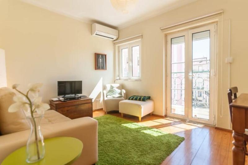 Cozy Two Bedroom Apartment in Santa Marinha — отель с удобствами в Лиссабоне