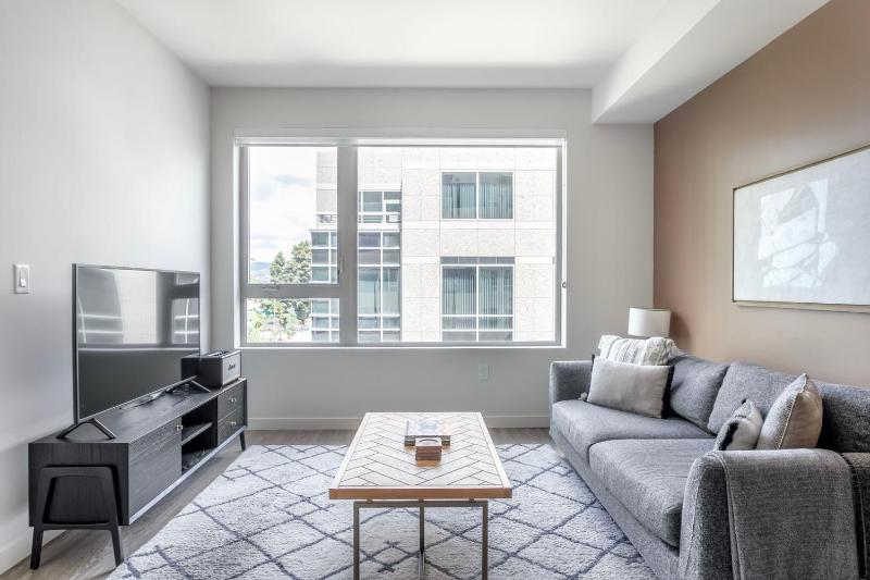 West LA 1br w gym pool nr dining shops LAX-1047 — комфортный отель в Лос-Анджелесе