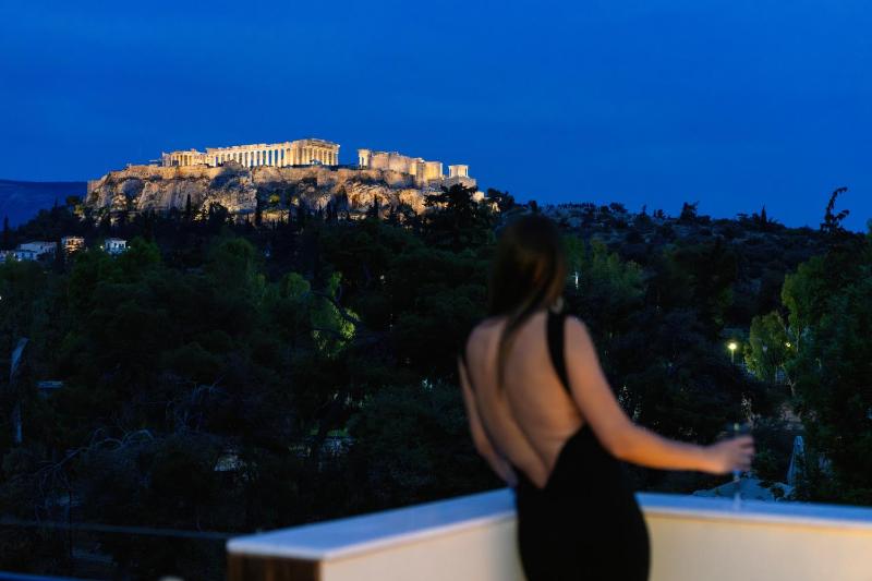 Visum Acropol ,3BR - Private Terrace-Jacuzzi - Amazing View — отель с удобствами в Афины