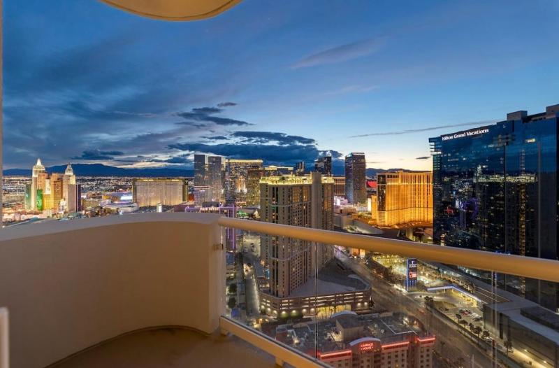 Balcony Full Strip View Suite MGM Signature FREE VALET — забронировать отель в Лас Вегасе