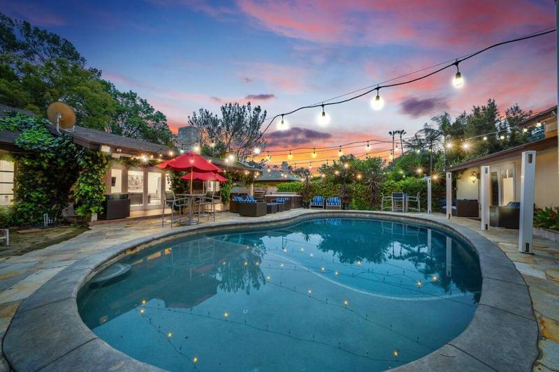 Beverly Hills Home with 2 Guest Houses and Swimming Pool — комфортный отель в Лос-Анджелесе