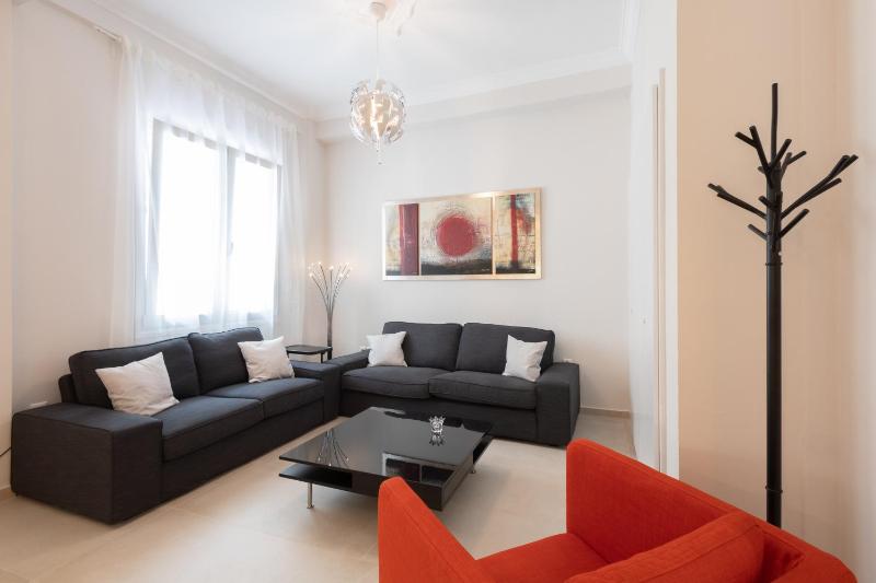 Modern 2-bedroom apt, 200m from the Acropolis — отель в Афины, Греция
