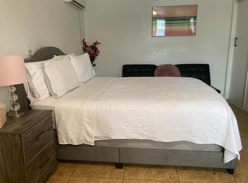 Cozy Studio...With Private Entrance — забронировать отель в Лас Вегасе