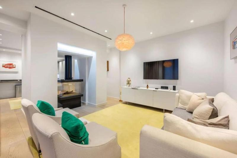 Posh 3 Bedroom flat with terrace and indoor fireplace in Mayfair, near Hyde Park — забронировать отель в Лондоне
