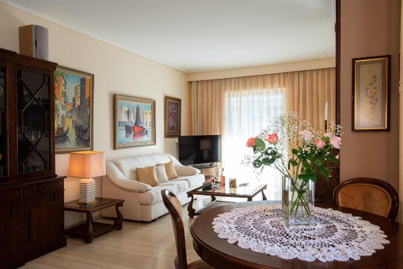 Hector's Flisvos Apartment — комфортный отель в Афины