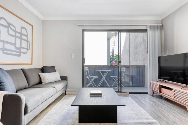 Woodland Hills 1BR w Pool Gym nr Warner Center LAX-695 — отель с удобным расположением в Лос-Анджелесе
