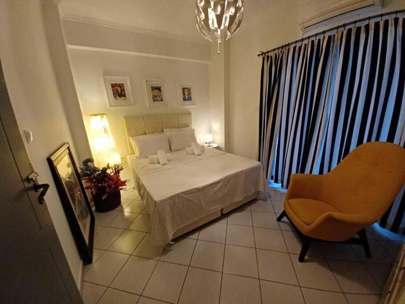 2 BD Apt in KOLONAKI - 4 min away from Metro Panepistimio — комфортный отель в Афины