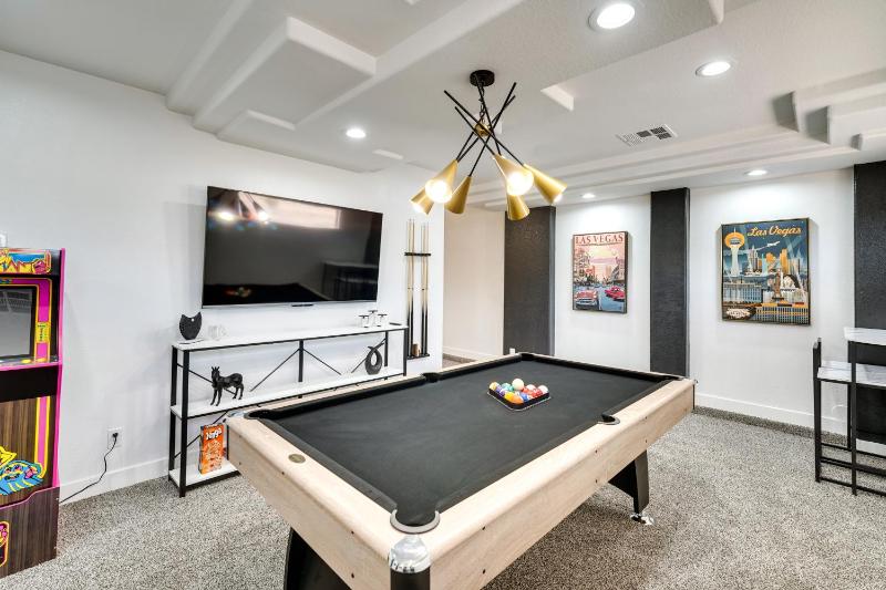 North Las Vegas Home with Game Room Work and Play! — отель с удобным расположением в Лас Вегасе