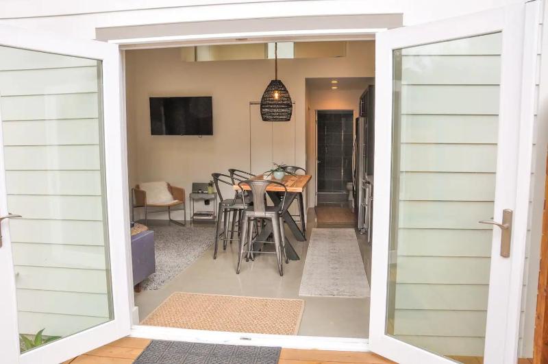 Venice Beach Guest House Close to Abbot Kinney — комфортный отель в Лос-Анджелесе