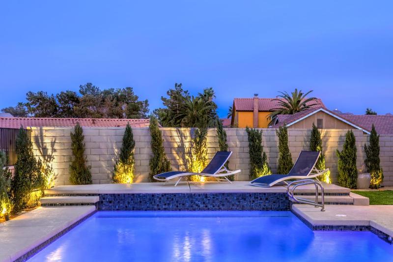 Vegas Pool w Wetdeck, Jacuzzi, Wetbar, BBQ, 15 min to Strip — забронировать отель в Лас Вегасе