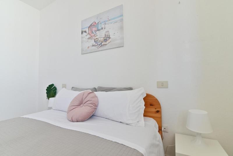 IzzHome Maris a Pula - Elegante Casa Vacanze Vista Montagna
