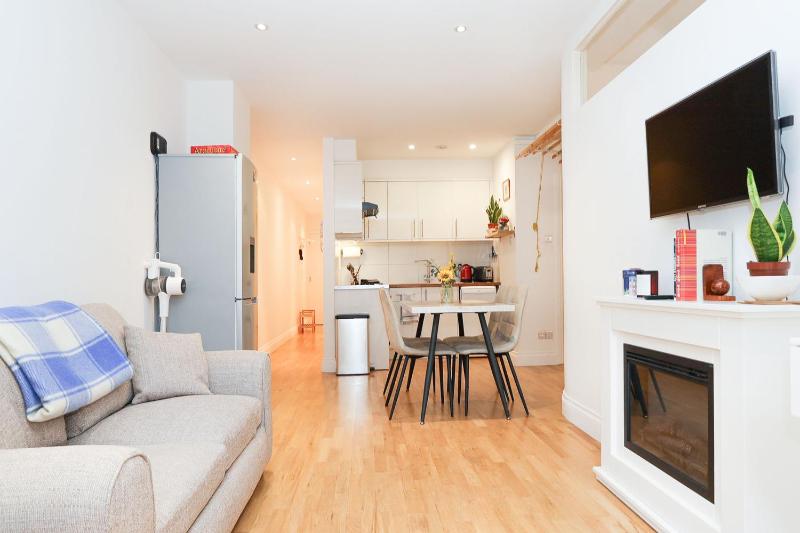 Bright 2-bed garden flat with skylights in Chelsea — отель с удобным расположением в Лондоне