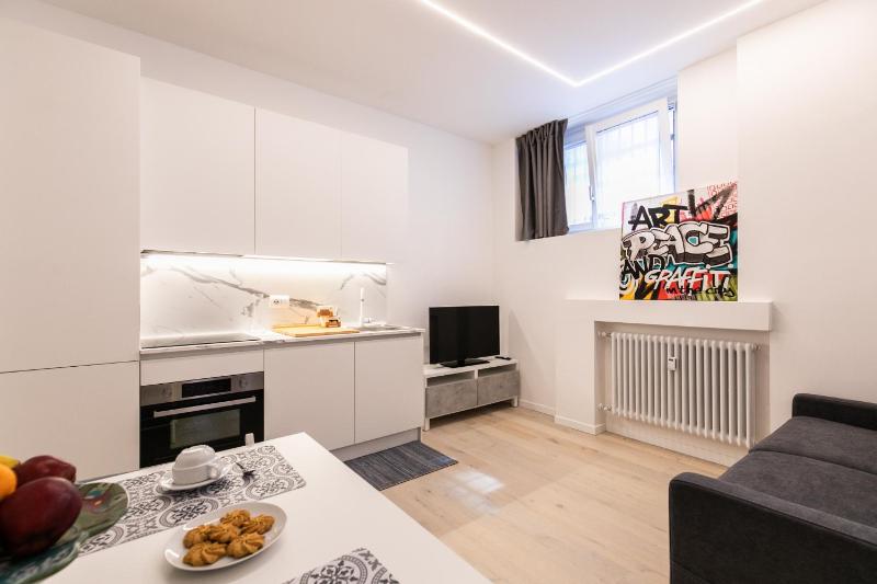 LUXURY APARTMENT - A DUE PASSI DAL CENTRO DI MILANO — отель в Милане, Италия