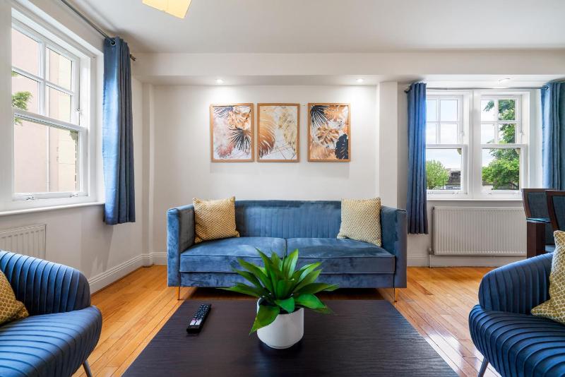 Terrific 2 Bed 2 Bath Apt with gym & roof terrace -12 mins from Central London — отель с удобствами в Лондоне