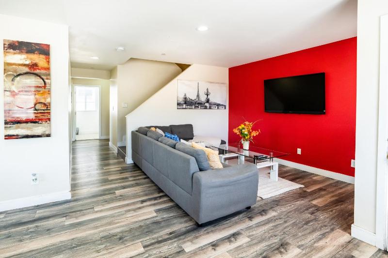 Modern Spacious 5 Bedrooms 3-Bath near Downtown LA with 2 Parking — отель с удобствами в Лос-Анджелесе