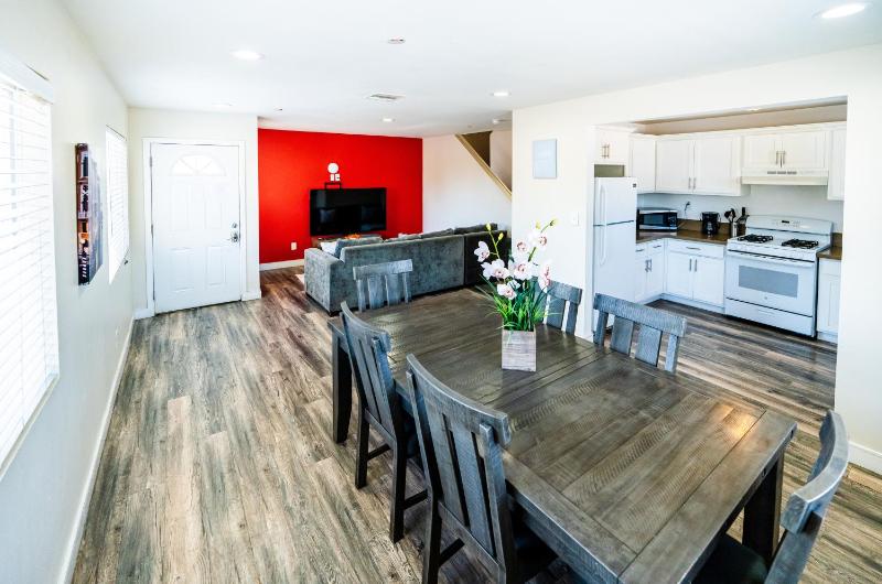 Spacious 5 Bedroom 3 Bath Modern Home by Downtown LA With Parking — отель с удобствами в Лос-Анджелесе