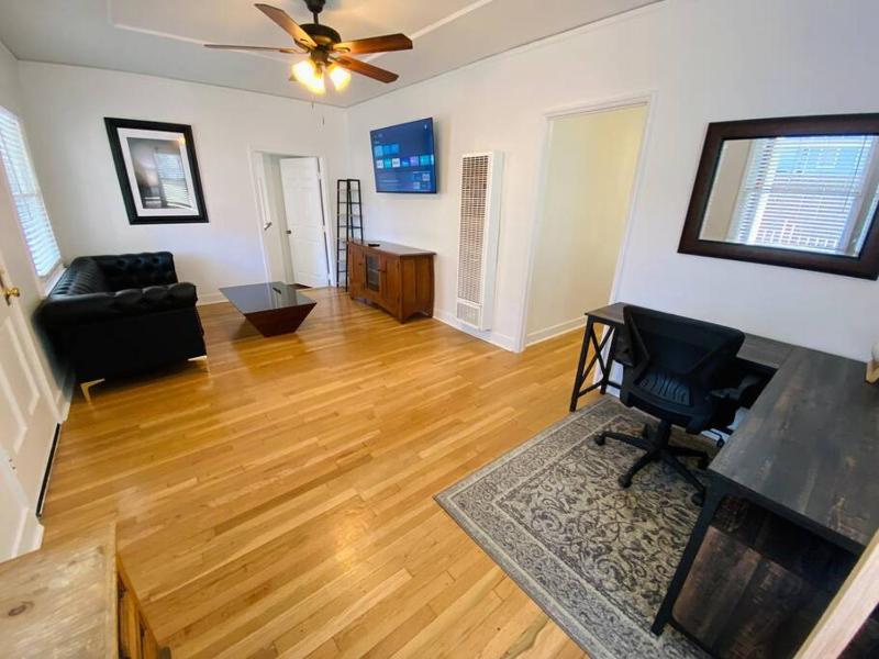 Cozy 1,400sq ft 2BR+2BA WeHo Gated Home — комфортный отель в Лос-Анджелесе