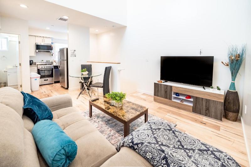 New York loft- style 3 levels 2 Bath by Hollywood — отзывы гостей и цены