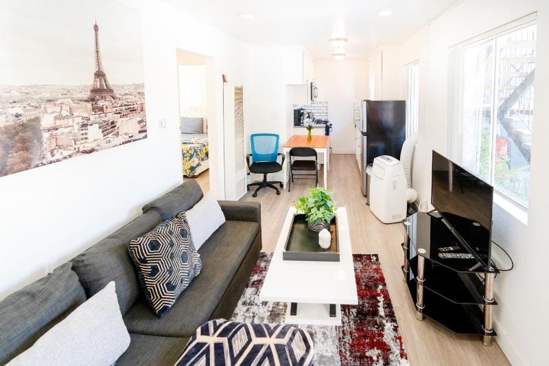 Hollywood/Koreatown 2 Bedroom with Parking — отель с удобствами в Лос-Анджелесе