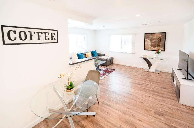 Sleeps 4 Modern Furnished with Free Parking in Koreatown — забронировать отель в Лос-Анджелесе