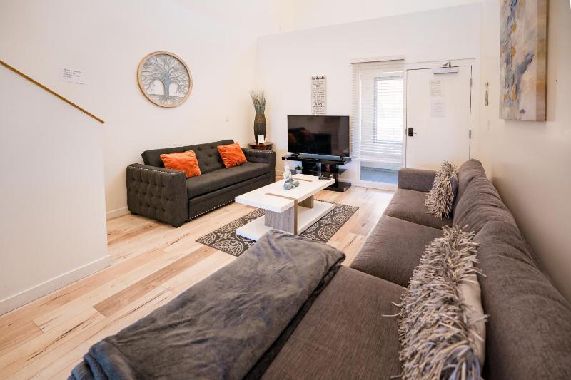 Hollywood Sign View in Modern 1 Bedroom Loft — отель с удобным расположением в Лос-Анджелесе