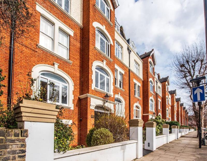 Цены на Bright Spacious Maida Vale Flat 5 - minutes from Station в Лондоне