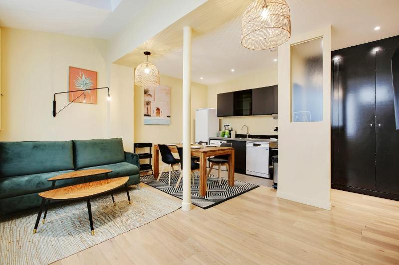New and bright apartment 4 people — отель с удобным расположением в Париже