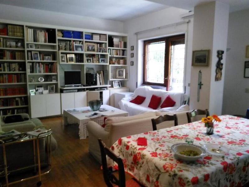 Lovely condo close to stores and transportation — комфортный отель в Риме