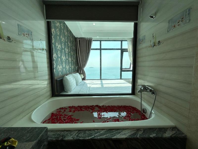 VINBATH SEAVIEW Apartments — забронировать отель в Нячанге