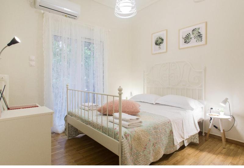 Charming 1-Bed Apartment near Piraeus port — отель с удобным расположением в Афины